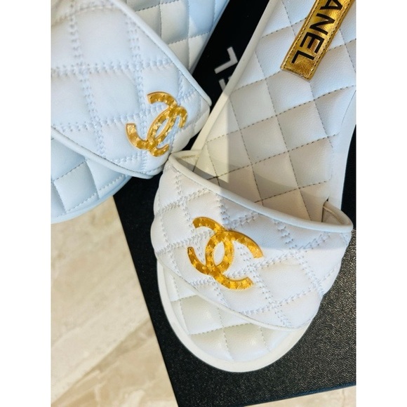 Chanel CC Logo Slides - Picture 4 of 11
